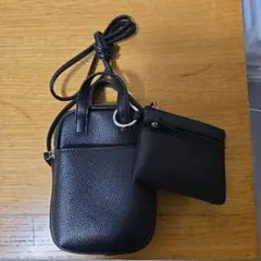 LOWRYSFARMブラックショルダーバッグ（ポーチ付き）