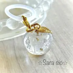 【No.566】レジンチャーム　雪りんご《ゴールド》　めじるしアクセサリー