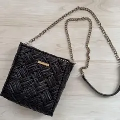 黒い編み込みショルダーバッグ