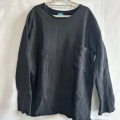 黒のポケット付き長袖トレーナー