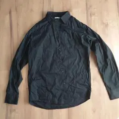 黒の長袖ボタンアップシャツ