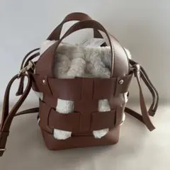 取り外し可能ファーバッグ付きブラウンショルダーバッグ