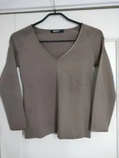 大人のこなれ感✦DKNYダナキャランニューヨーク　Vネックカットソー　Pサイズ