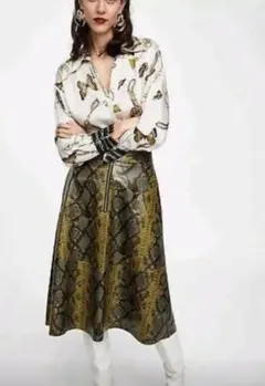 ZARAスネーク柄レザー風スカート　ジップディテール