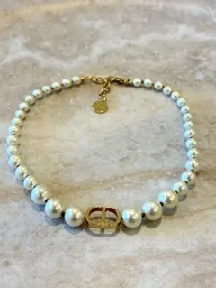 Diorホワイトパールネックレス ゴールドロゴ付き