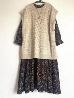 サマンサモスモスのベージュ ケーブル編み ニットベスト