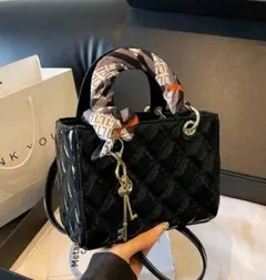 黒いキルティングショルダーバッグ(チャーム付き)