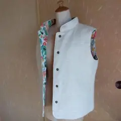 ハンドメイドのノーカラークリーム色ベスト