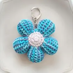 ハンドメイド 編み物 かぎ針編み お花のバッグチャーム／キーホルダー