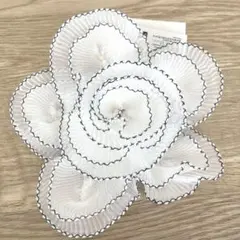 H&M 新品　ホワイト フラワーコサージュ　ブローチ　オケージョン　大きめ　花のサムネイル