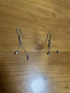 揺れるスイングピアス シルバーカラー