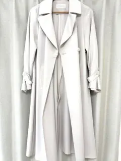 ホワイト ダブルブレスト トレンチコート