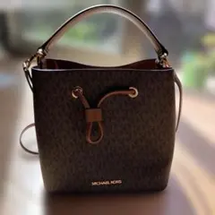 【希少】MICHAEL KORS レザー スタッズトートバッグ　巾着風　チャーム 希少】MICHAEL KORS レザー スタッズトートバッグ 巾着風 チャーム