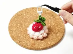 いちごショートケーキ風 キーホルダー かぎ編み ハンドメイド