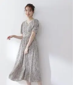 小花柄パワーショルダーワンピース　Sサイズのサムネイル