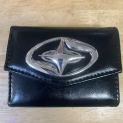 黒いレザー二つ折り財布 ロゴ付き
