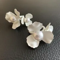 ホワイト花形フープピアス 大きなパール装飾 ブライダル アクセサリー