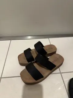 ブラック フラットサンダル 2本ストラップ