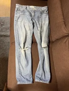 ダメージ加工ライトブルーデニムパンツ