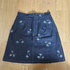 CECIL McBEE花柄刺繍 ダークデニム ひざ丈スカート