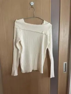 アイボリー オフショルダー リブニット