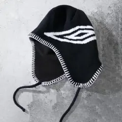 UMBRO カジュアルニット帽 耳あて付き 黒/白