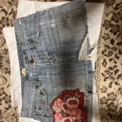 デニムショートパンツ フラワー刺繍付き