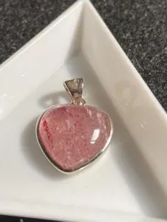 ストロベリークォーツのハート型ペンダントトップ