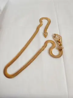 蛇デザインの金色ブローチ