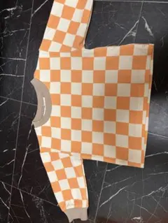 オレンジとホワイトのチェック柄トレーナー