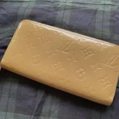 ルイヴィトン　長財布　エナメル　ベージュ
