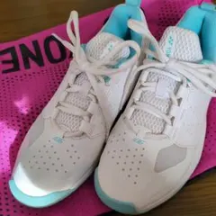 美品　YONEX 106 テニスシューズ 女性用 ホワイト/ターコイズ　２４cm