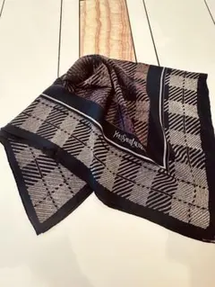 141Yves Saint Laurent 大判スカーフシルクのサムネイル