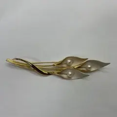 エレガントな葉のデザインブローチ