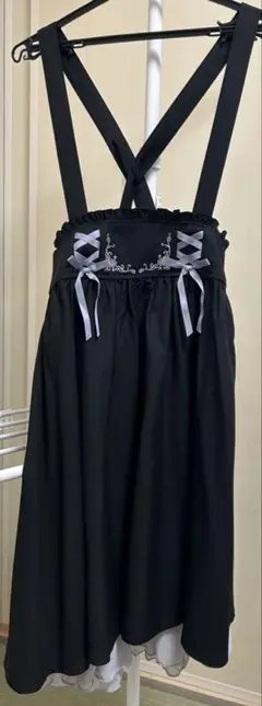 黒い肩ひも付きスカート