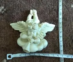 天使の置物 石膏　約15cm x 12cm