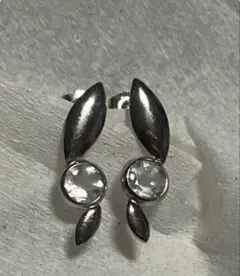 Pt　4mm丸玉プラチナピアス(軸太0.9mmＸ長さ1cmポスト、Pt900製) Pt 4mm丸玉プラチナピアス(軸太0.9mmX長さ1cmポスト、Pt900製) - メルカリ