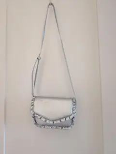 フリル付きシルバーショルダーバッグ