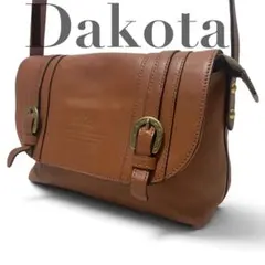 Dakota ダコタ　ショルダーバッグ　ブラウン　ロゴ型押し　斜め掛け　金具