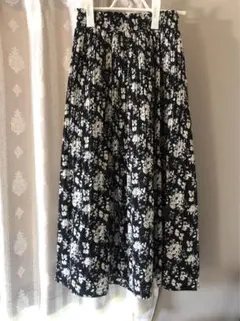 黒と白の花柄プリーツスカート　un dix cors⭐︎のサムネイル