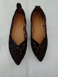 ブラックカットアウトフラットシューズ