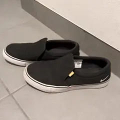 Nike ナイキ　 黒 スリッポン オレンジタグ付き　２５センチ