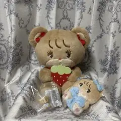いちごを持ったクマのぬいぐるみ