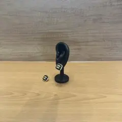 ブラックスクエア型ピアス