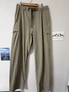 UNIQLO ナイロンカーゴパンツ ベージュ Sサイズのサムネイル