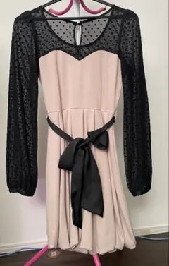 one way ベージュと黒のドット柄レース袖ワンピース