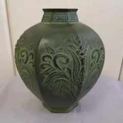 緑色 八角形 鉄製花瓶 浮彫り模様　セール中！