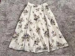 レッセパッセ　花柄 フレアスカート 膝丈 ホワイトのサムネイル