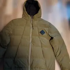 オリーブ色 フード付きダウンジャケット