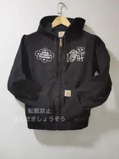 フロントにロゴ刺繍、バックにグラフィックプリントのフード付きジャンパー